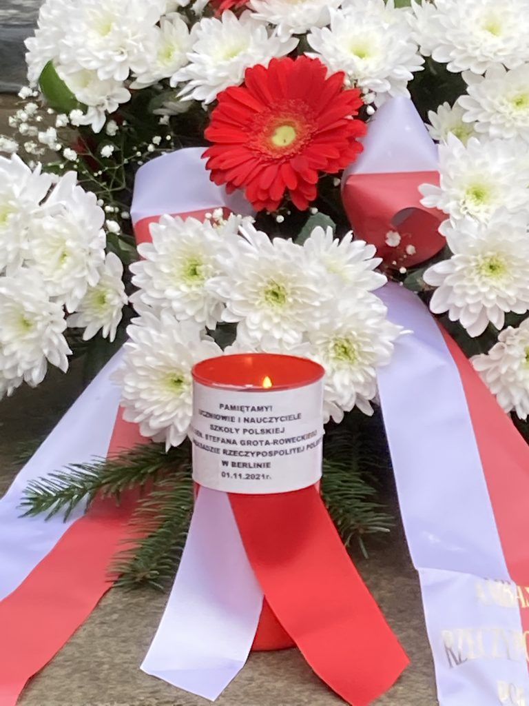 Złożenie hołdu pomordowanym w obozie w Sachsenhausen