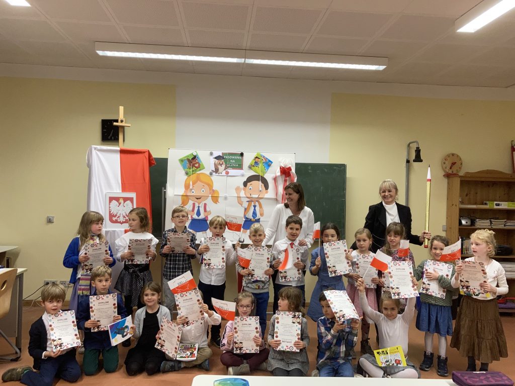 Pasowanie na ucznia klasy I Szkoły Polskiej im.gen.Stefana Grota-Roweckiego