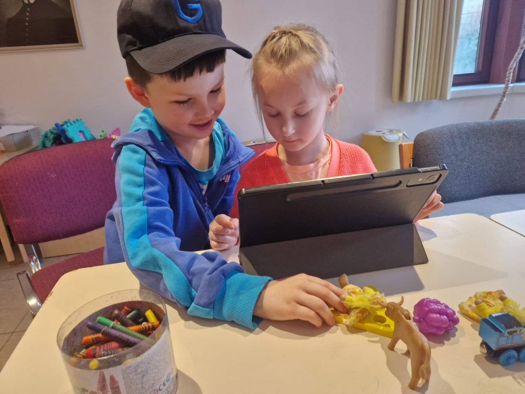 Sześciolatki tworzą filmy.