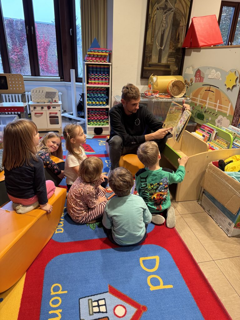 „Przyszła do nas Pani Jesień” – zajęcia plastyczno-literackie w oddziale dziecięcym.